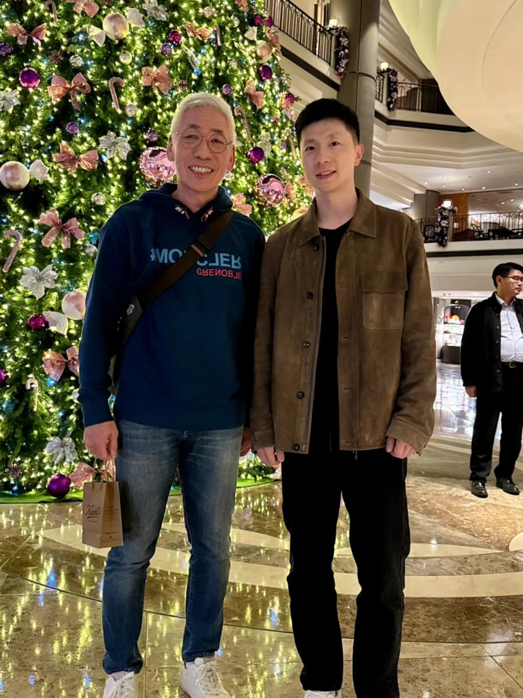 马龙一家四口照片(马龙一家四口照片马龙的爸妈照片)